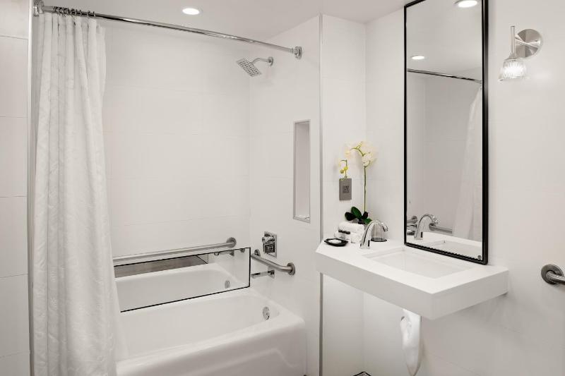 Guest Room, 1 King image 2