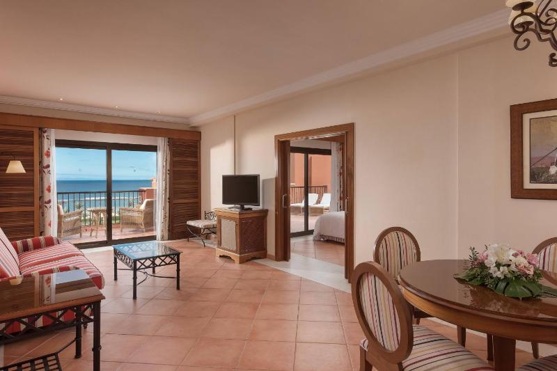Executive Queen Suite with Sea View image 3
