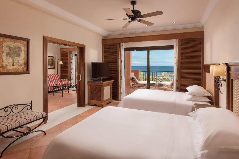 Executive Queen Suite with Sea View image 4