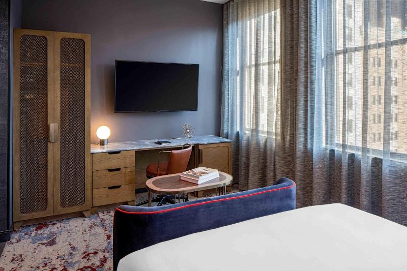 Guest room, 1 King, Corner room image 1