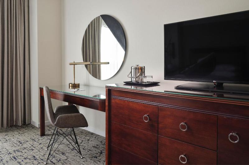 Guest Room, 1 King image 4