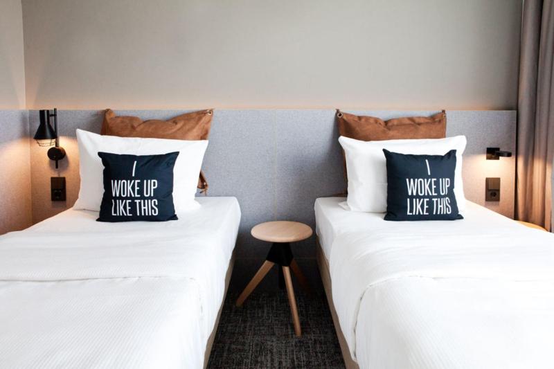 Moxy Twin, Guest room, 2 Twin/Single Bed(s), Inland view image 1