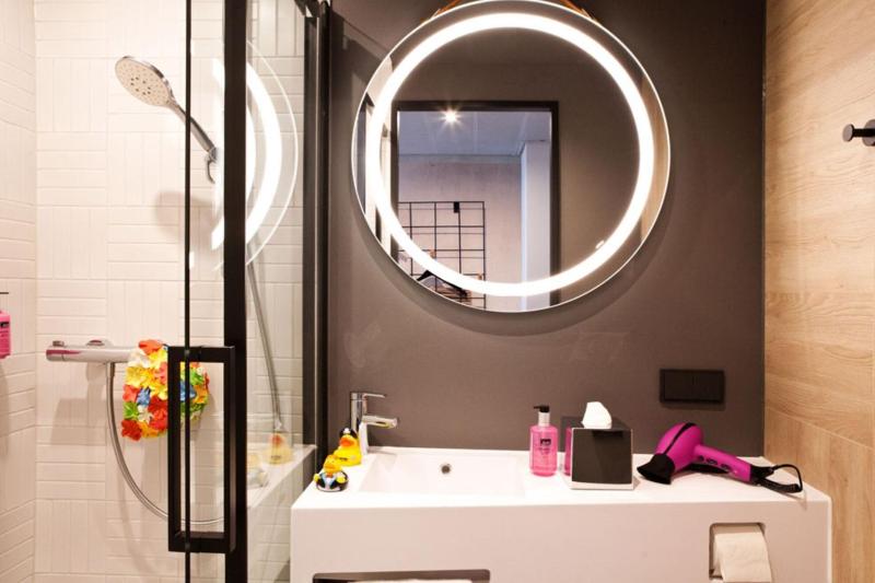 Moxy, Guest Room with 1 Queen, Inland view image 3