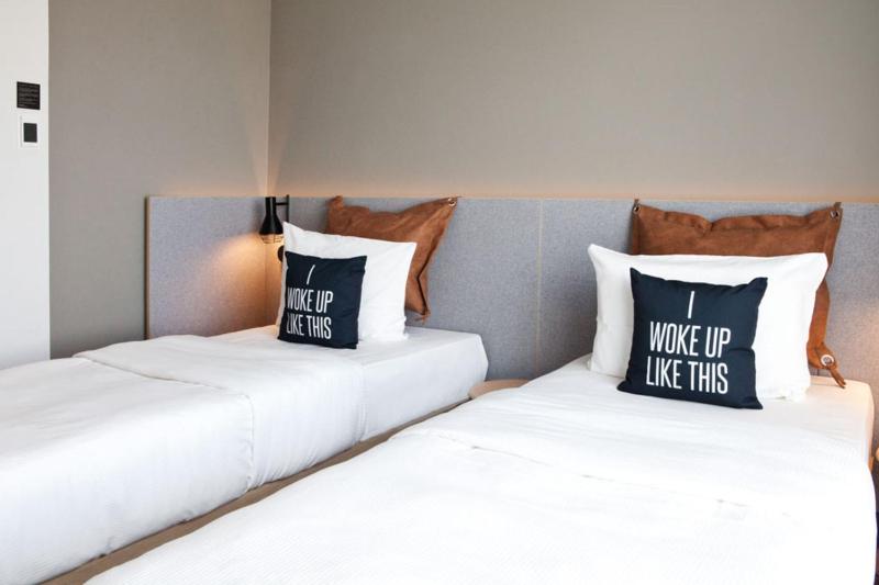 Moxy Twin, Guest room, 2 Twin/Single Bed(s), Inland view image 4