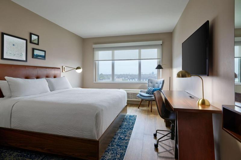 Guest Room, 1 King image 1