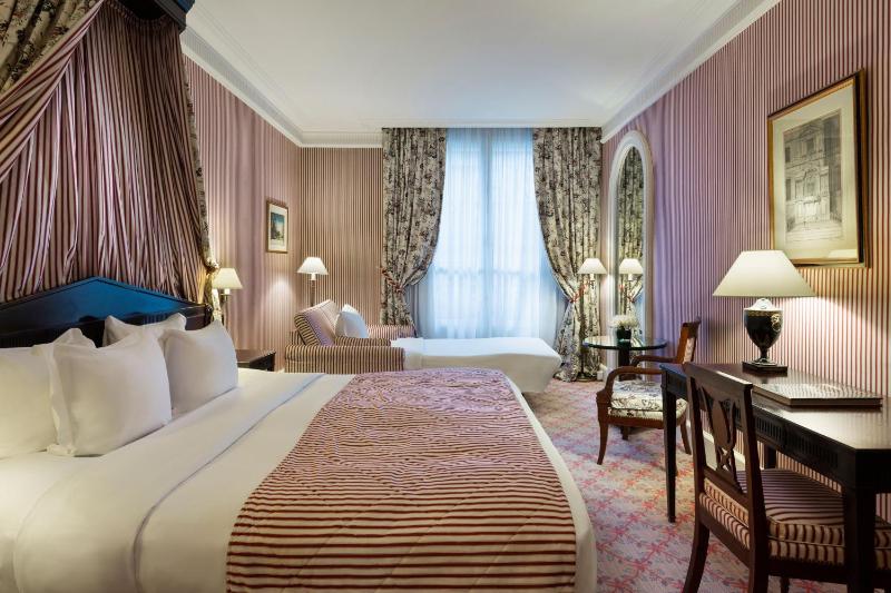 Prestige Junior King Suite with Sofa Bed image 3