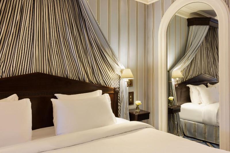 Deluxe Queen Room image 4