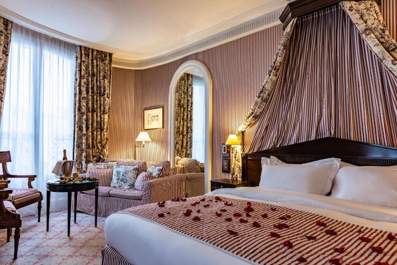 Prestige Junior King Suite with Sofa Bed image 4