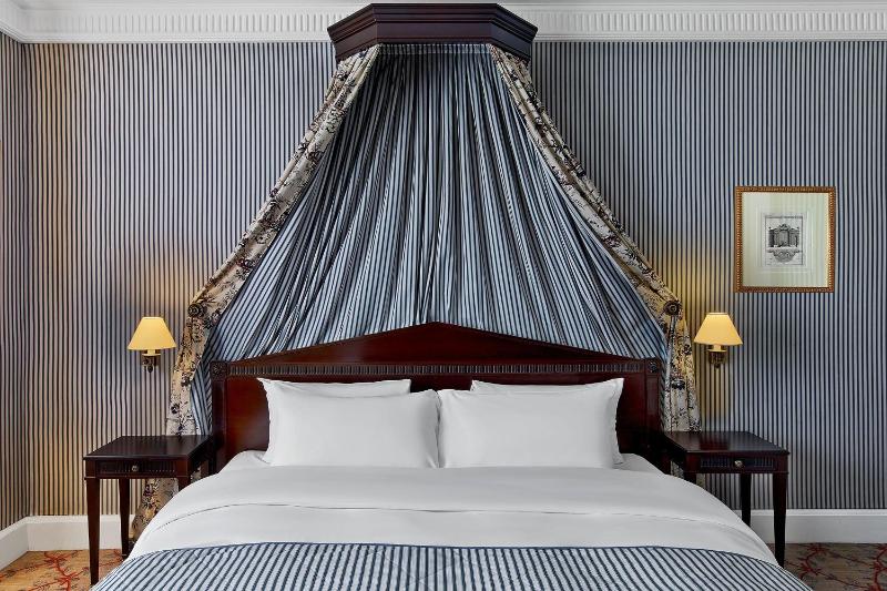 Deluxe Queen Room image 1
