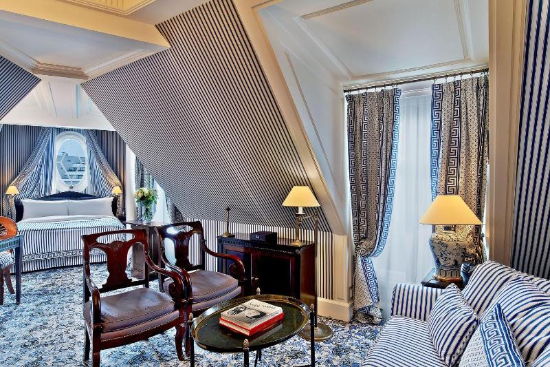 Queen Suite with Sofa Bed image 3