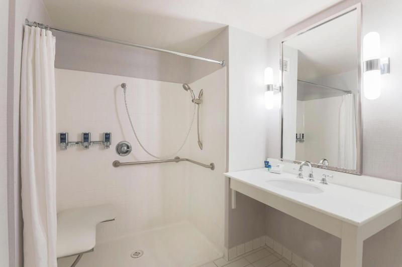 Guest Room, 1 King image 2