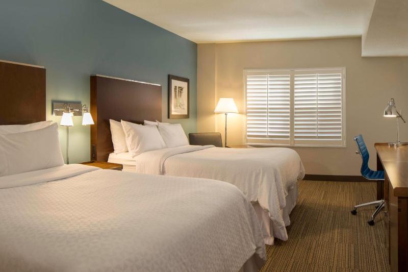 Guest room, 2 Queen, City view image 1