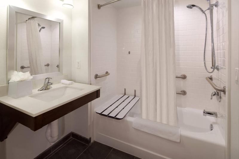 1 Bedroom Junior Suite, 2 Queen, Sofa bed, Atrium view image 3