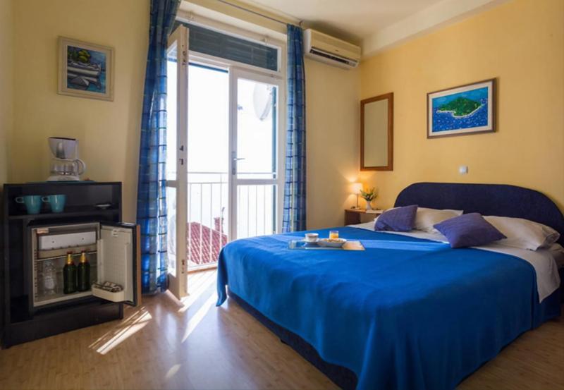 Double Room with Sea View image 2