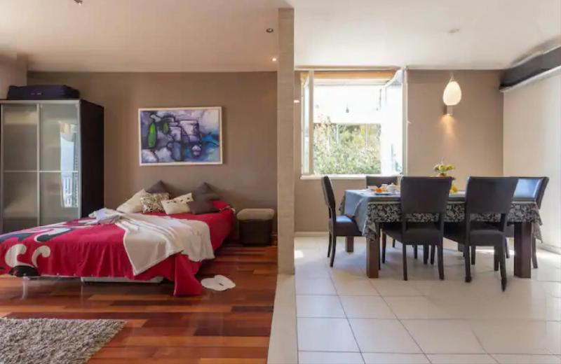 Studio Apartment with Sea View image 4