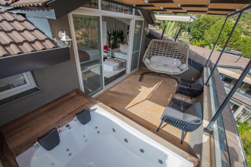 Honeymoon Suite image 4