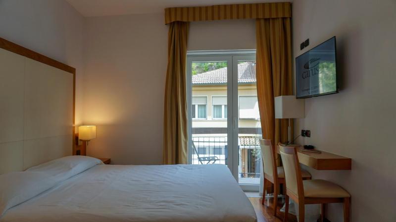 Standard Double or Twin Room with Balcony and City View image 4