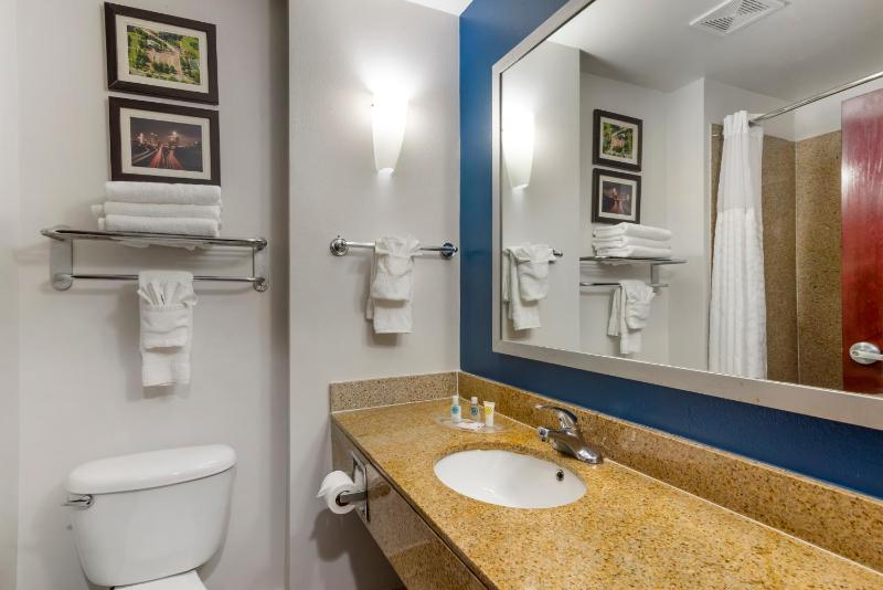 Queen Suite with Two Queen Beds - Non-Smoking image 2