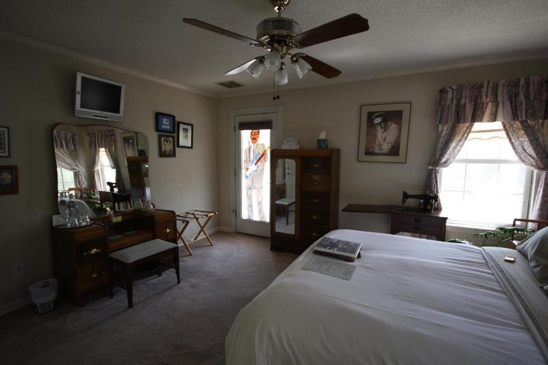 Queen Room with Balcony image 2