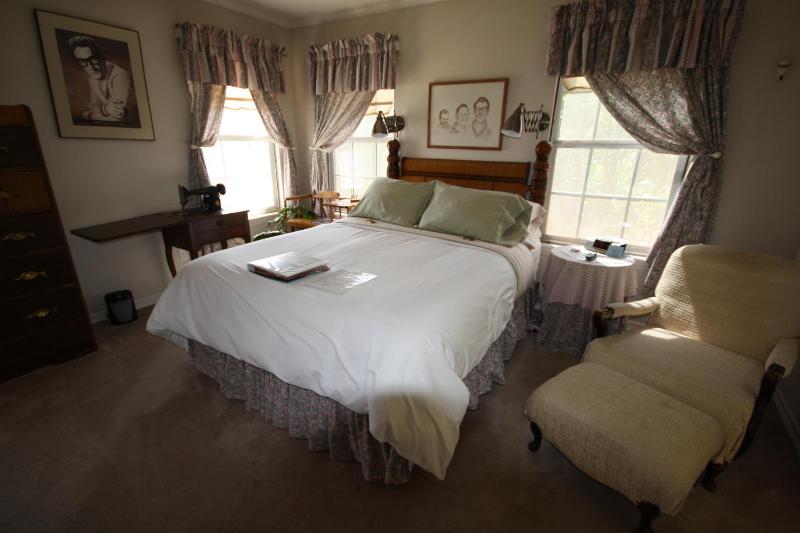 Queen Room with Balcony image 2