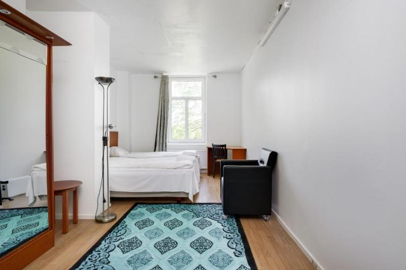 Double Room with Shared Bathroom image 4