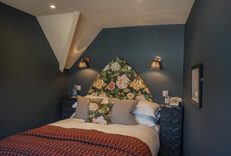 Classic Double Room image 1