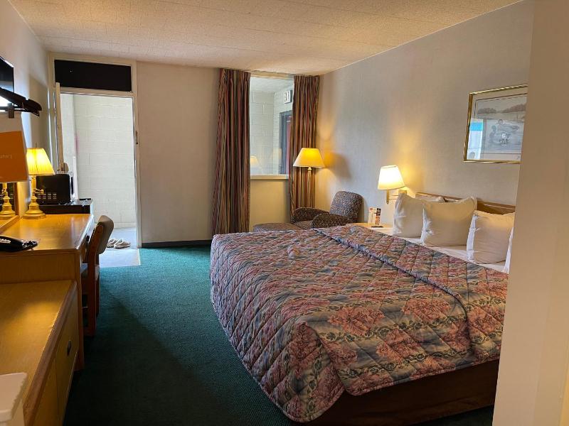 Standard King Room image 2