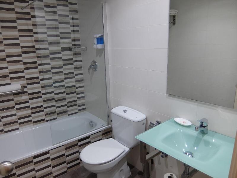 Standard Double or Twin Room with Balcony image 3