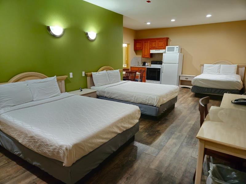 Deluxe Triple Room image 1