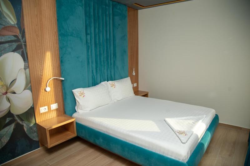 Deluxe Double Room with Side Sea View image 3