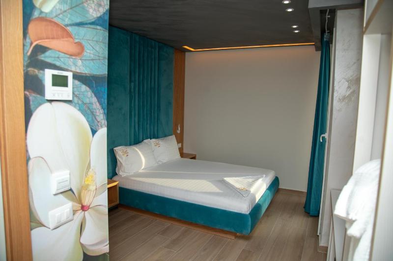 Deluxe Double Room with Side Sea View image 4