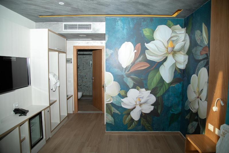 Deluxe Double Room with Side Sea View image 2