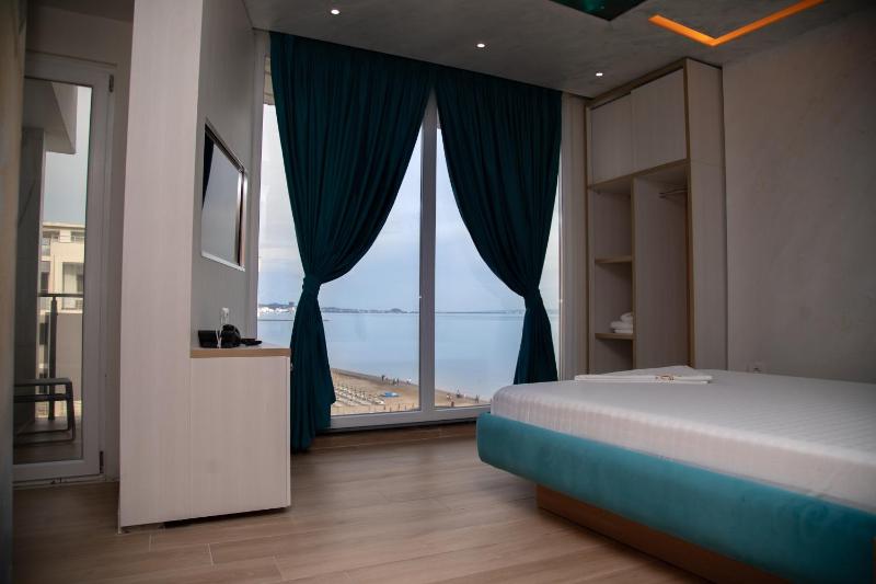 Panorama Deluxe double room with sea view image 2