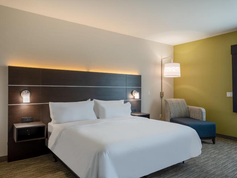 King Room - Hearing Accessible image 4