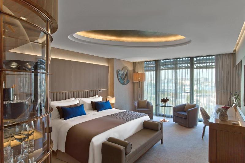 Deluxe King Room with Macka Park View image 1
