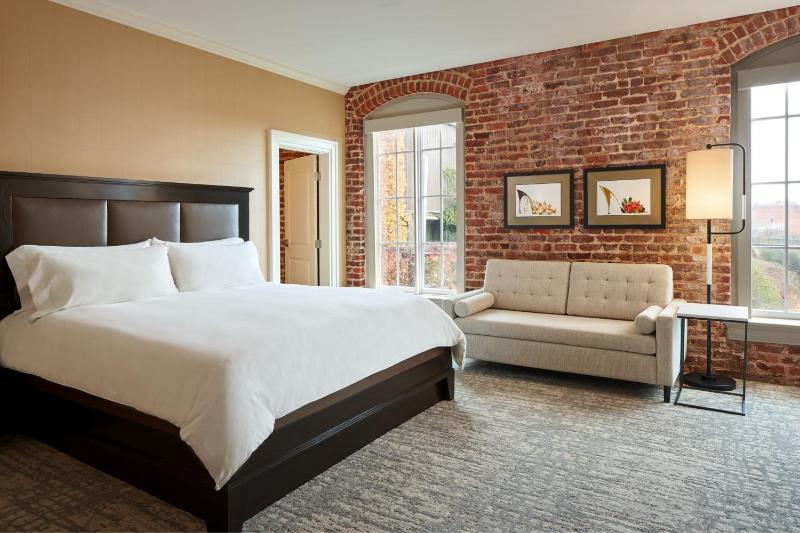 Premium King Room with River View image 3