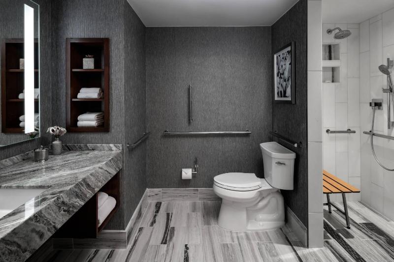 Guest Room, 1 King image 2