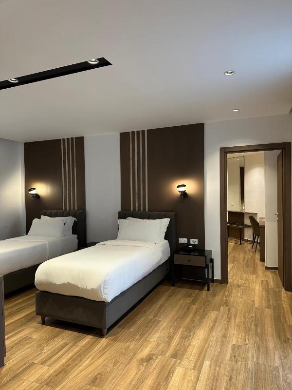 Deluxe Suite with Sea View image 3