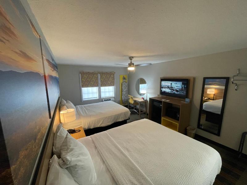 Queen Room with Two Queen Beds - Non-Smoking image 4