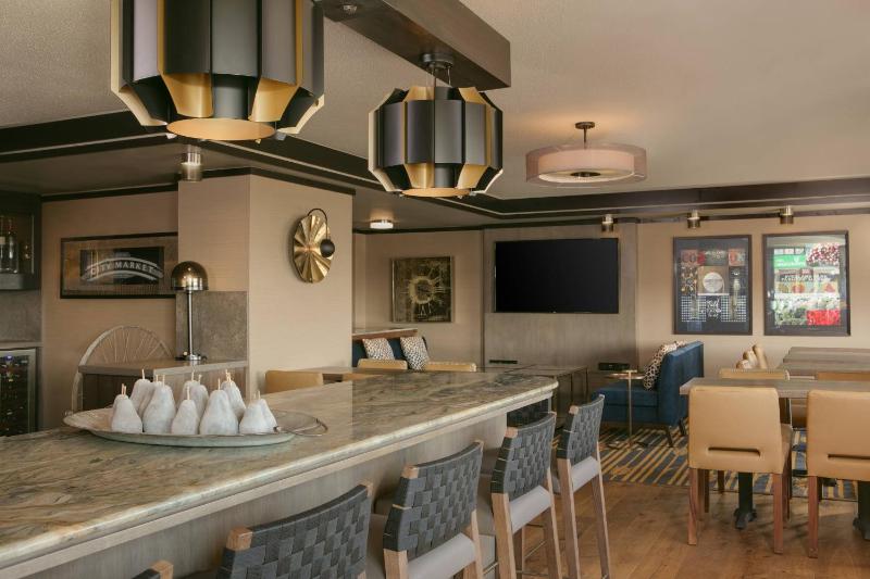 Club level, Junior Suite, 1 King, Sofa bed image 2