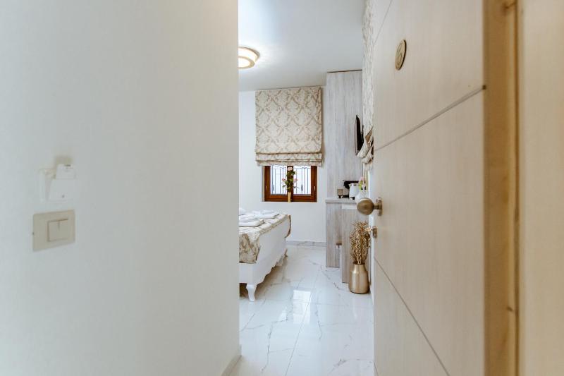Deluxe Double Room with Shower image 1