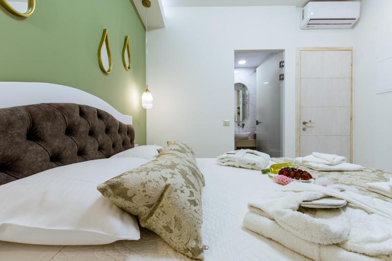 Deluxe Double Room image 2