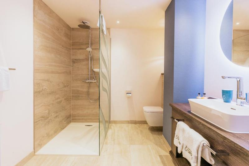 Suite with City View image 4