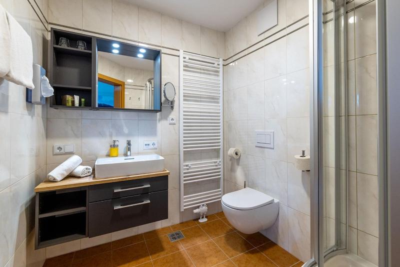 Double Room with Lake View image 4