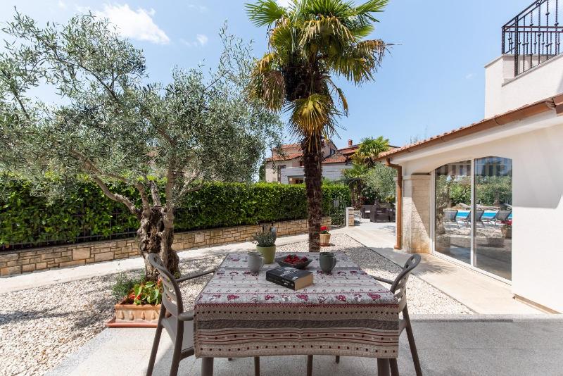 Villa Hope - Apartments with Shared Pool - image 12