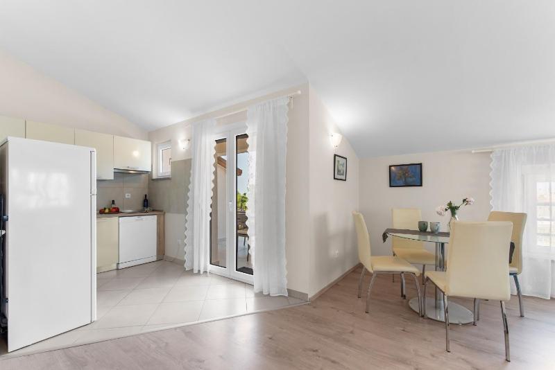 Villa Hope - Apartments with Shared Pool - image 20