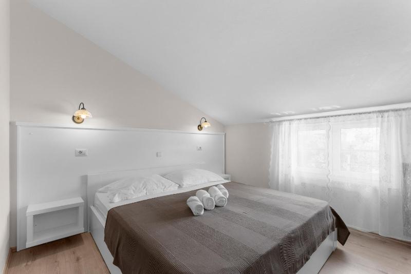 Villa Hope - Apartments with Shared Pool - image 9