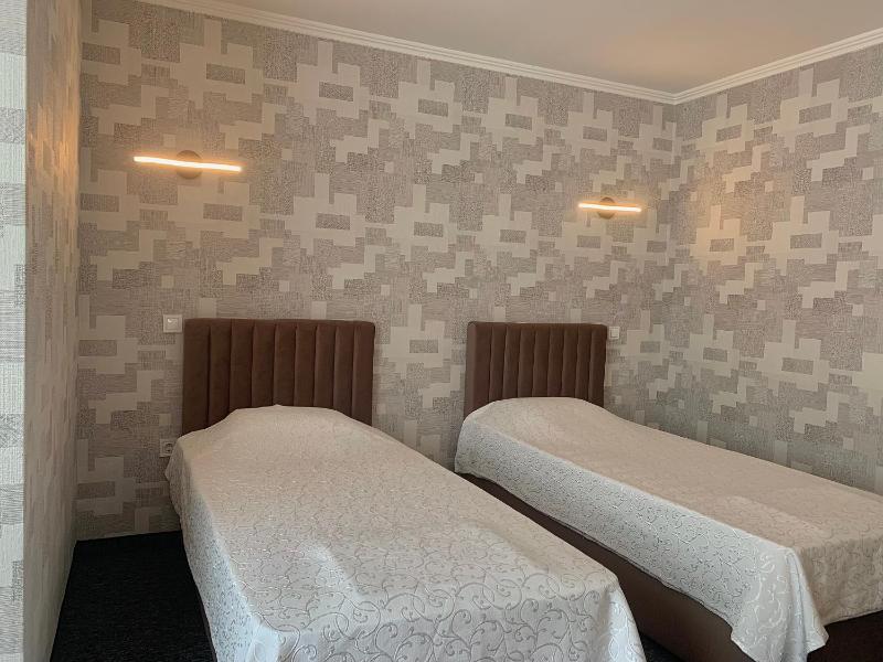 Deluxe Double or Twin Room with Balcony image 4