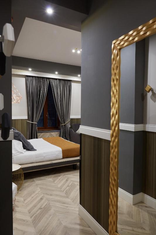Deluxe Quadruple Room image 2