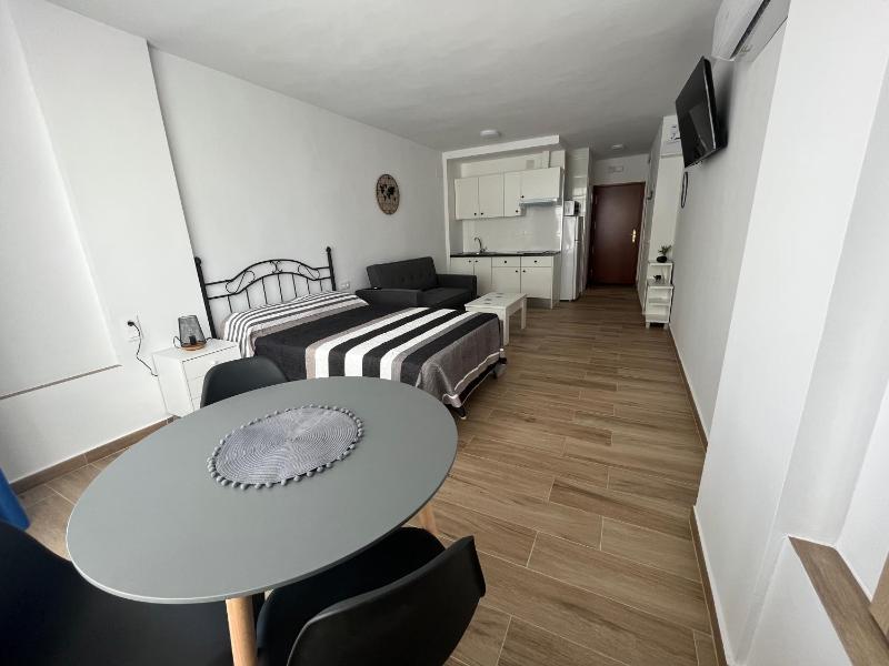 VER621 - Estudio con vistas al mar, Wifi, Piscina, Centro a 100 metros, Playa a 600 metros Images